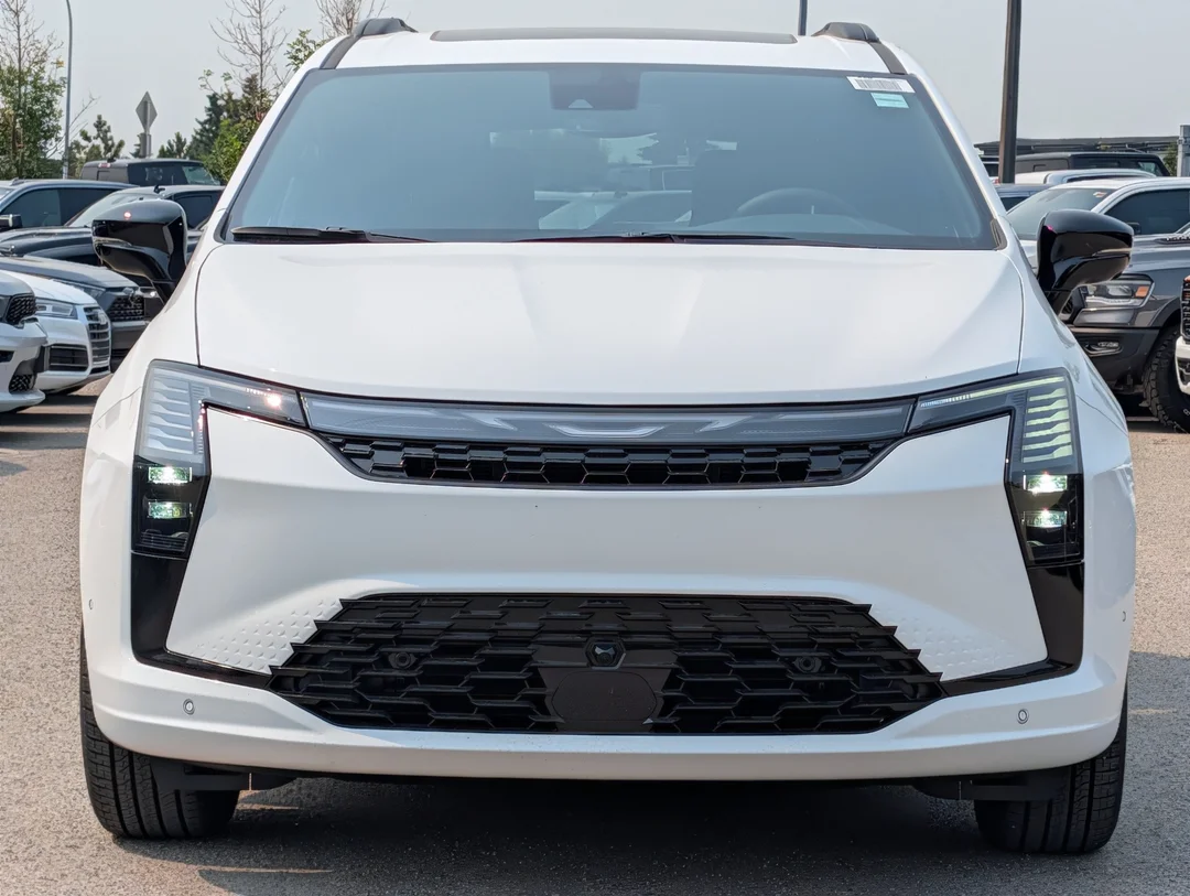 New 2027 White Chrysler Select - - AWD - 3.6L Pentastar V6 - Adaptive Cruise Control - Blind Spot Monitor & More! image 3