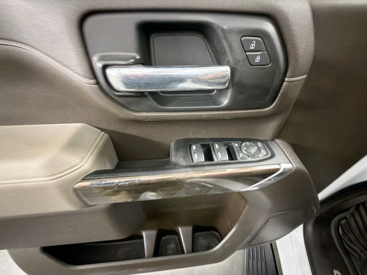 Used 2022 Summit White Chevrolet LT image 22