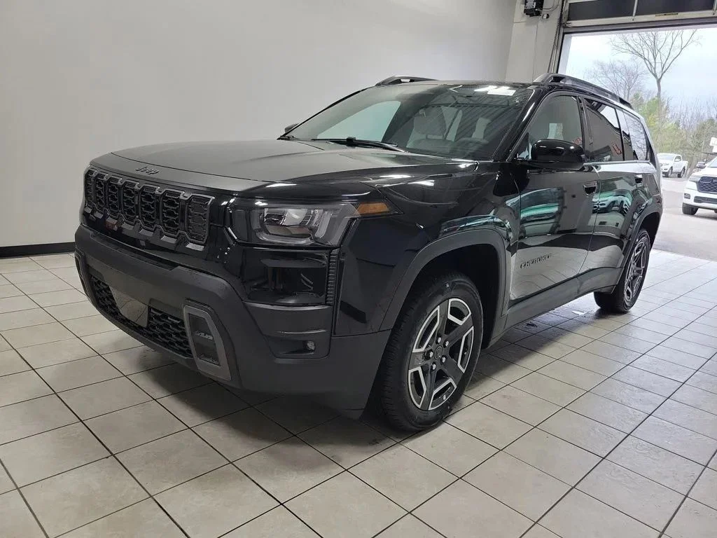 New 2026 Diamond Black Crystal Pearl-Coat Exterior Paint Jeep Laredo image 3