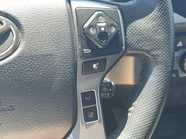 Used 2018 White Toyota SR5 image 21