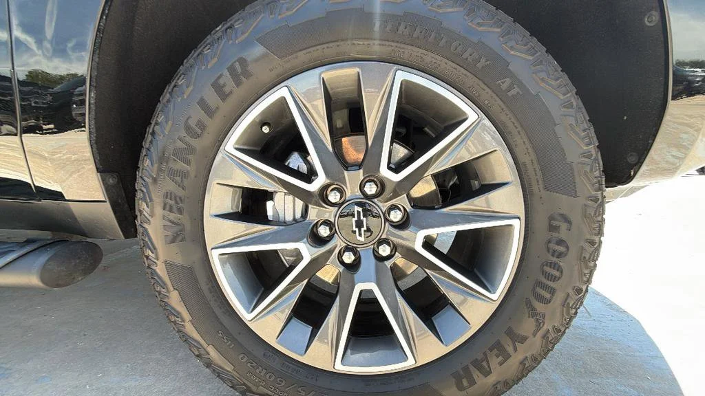 Used 2024 Black Chevrolet Z71 image 43