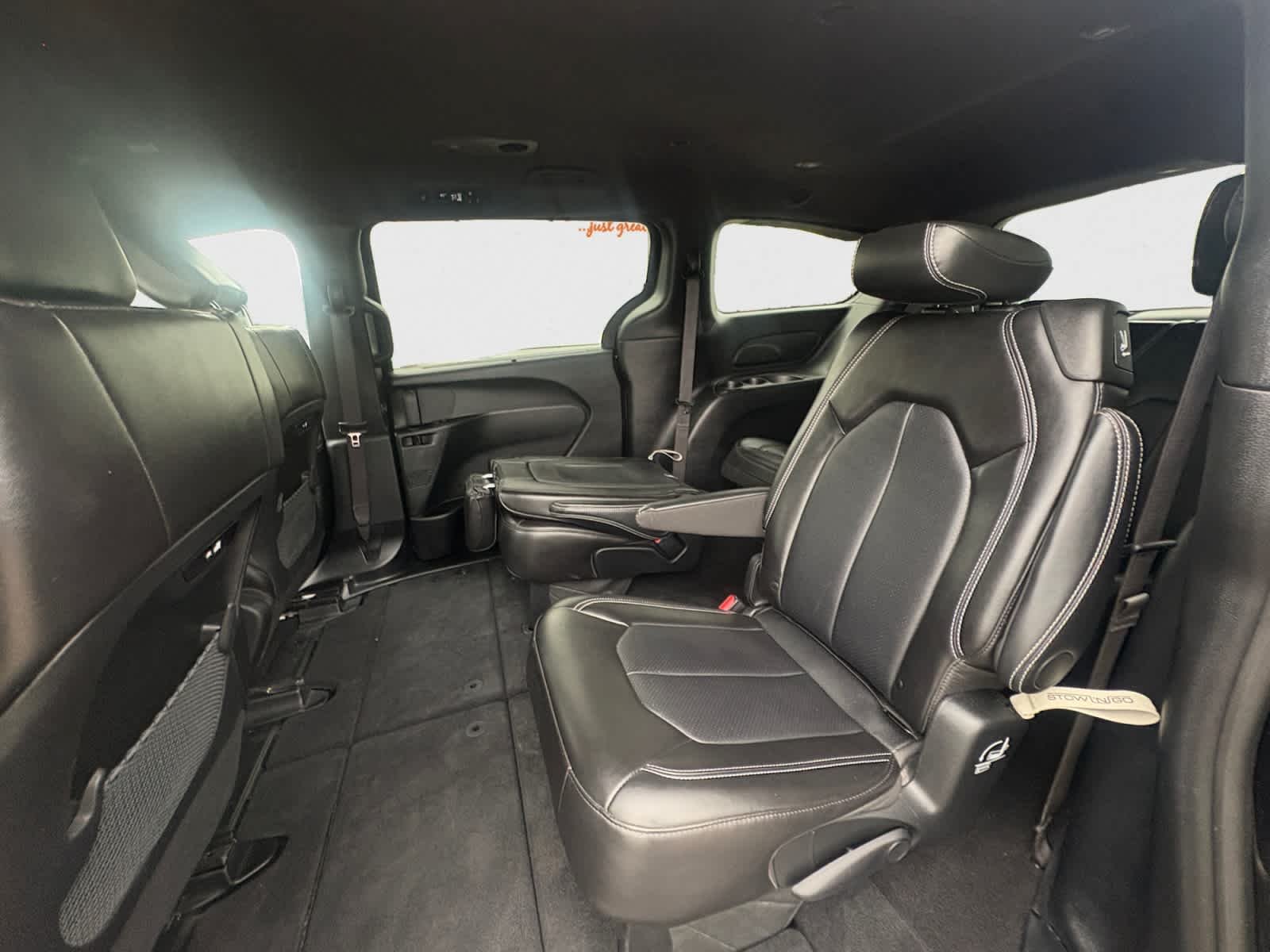 Used 2025 Diamond Black Crystal Pearlcoat Chrysler Select image 18