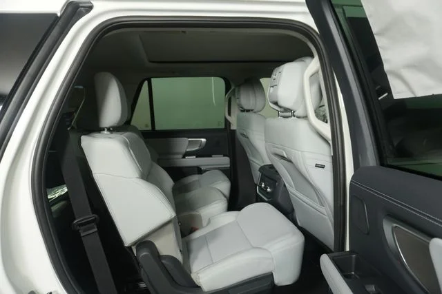 New 2027 Star White Metallic Tri-Coat Ford Platinum image 30