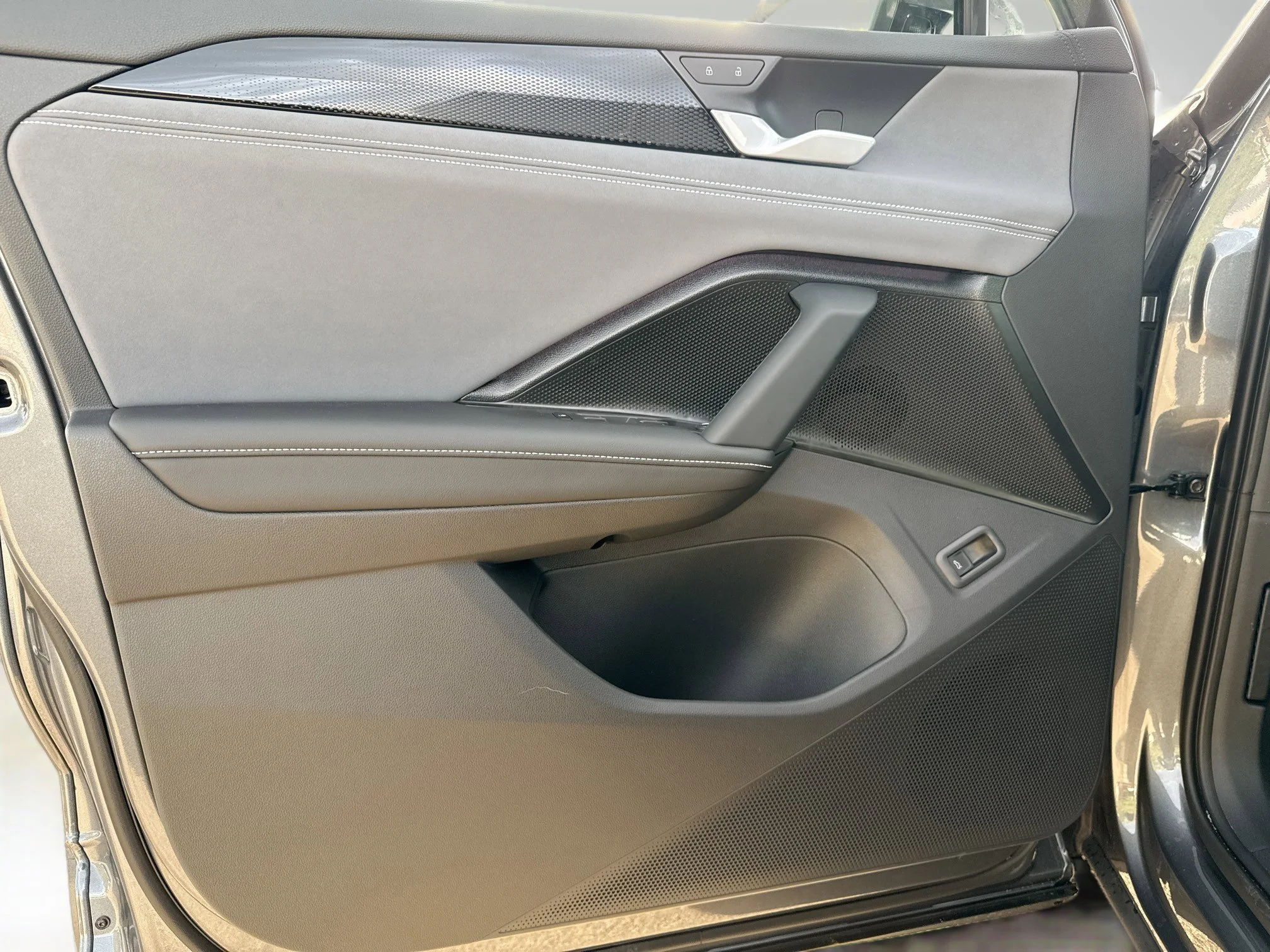 New 2026 Platinum Volkswagen SE R-Line Black image 22
