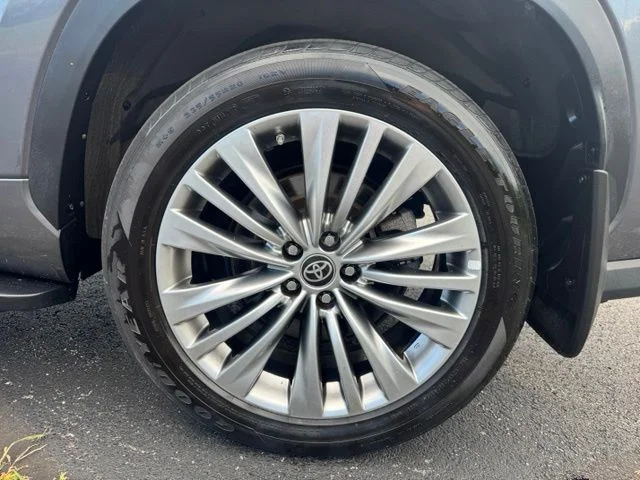 Used 2023 Magnetic Gray Metallic Toyota Platinum image 11