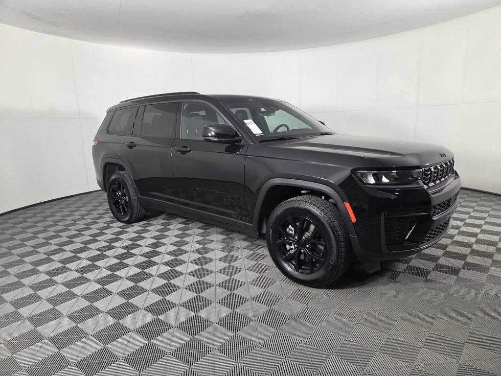 New 2026 Diamond Black Crystal Pearl-Coat Exterior Paint Jeep Laredo Altitude image 2