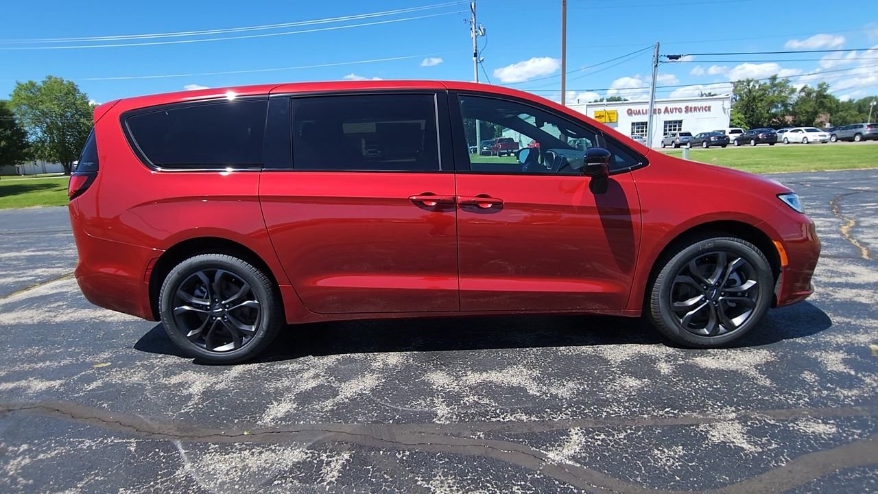 2026 Chrysler Pacifica Select - Photo 9