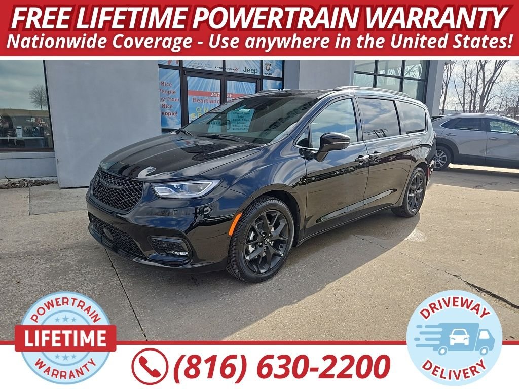 2026 Chrysler Pacifica Select's photo