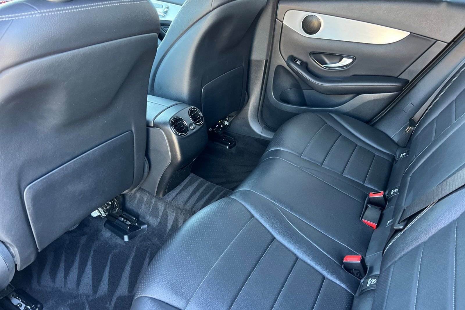 Used 2019  Mercedes-Benz 300 image 4
