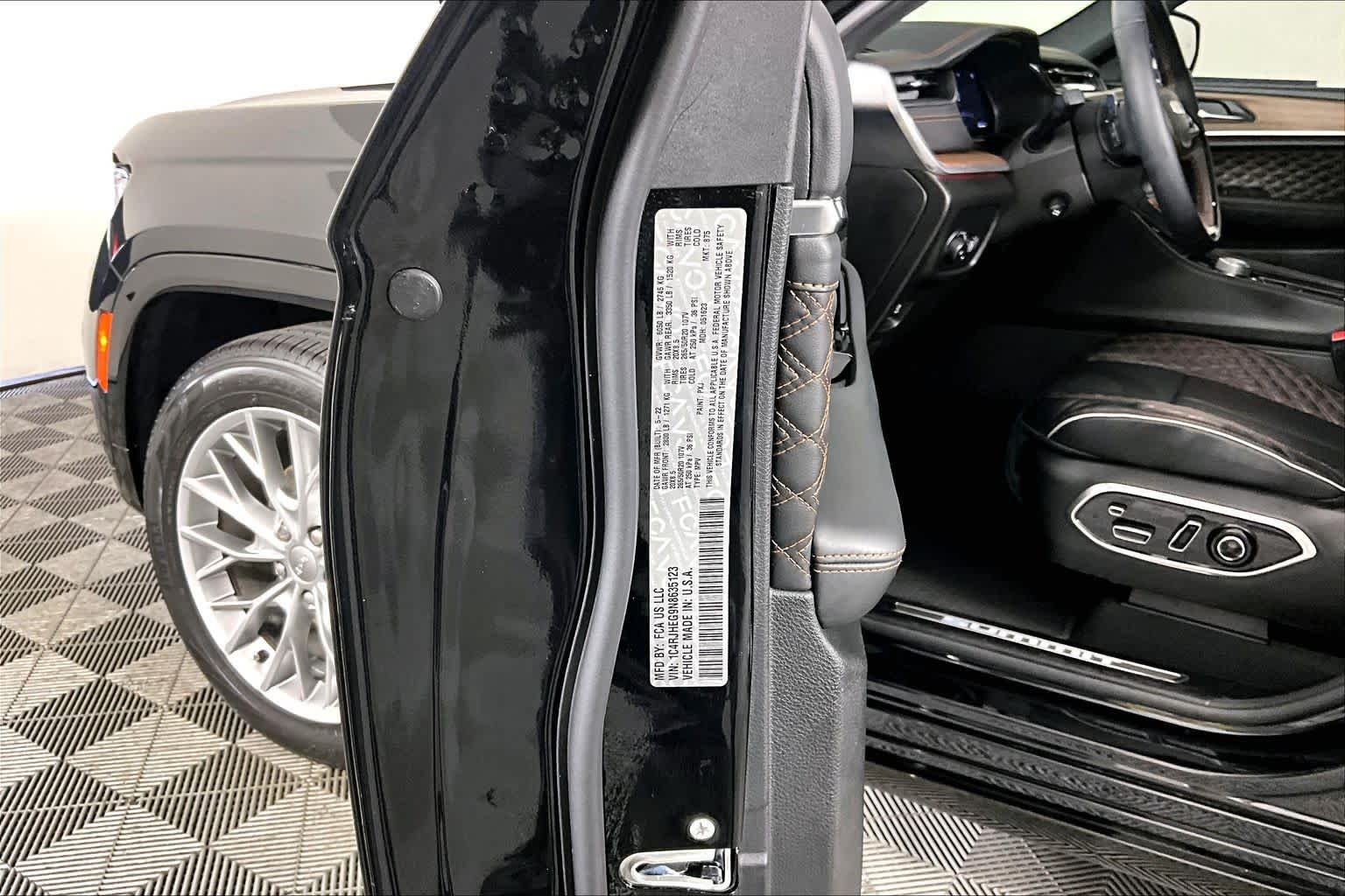 Used 2022 Diamond Black Crystal Pearlcoat Jeep Summit image 34