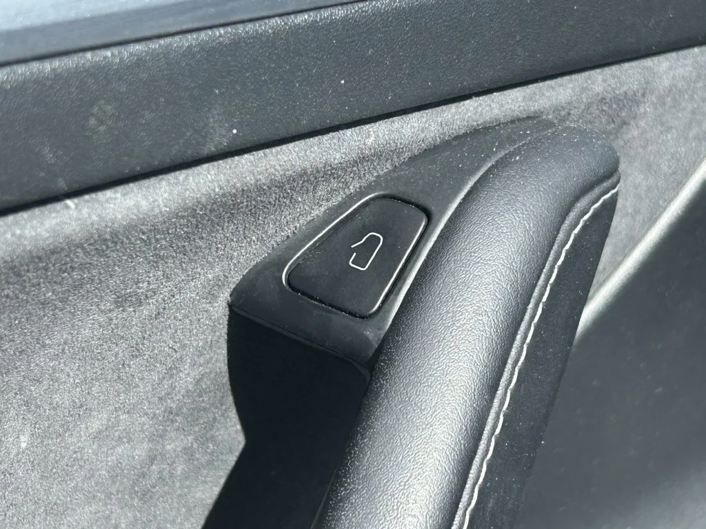 Used 2023  Tesla Base image 22
