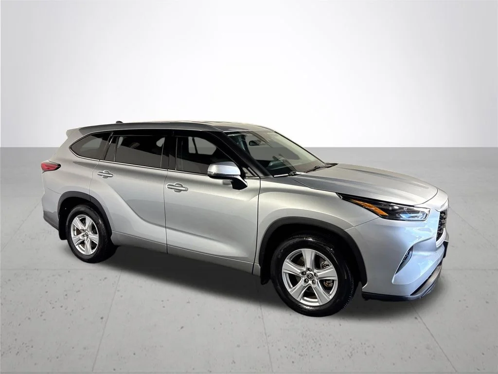 Used 2022 Silver Toyota L image 4