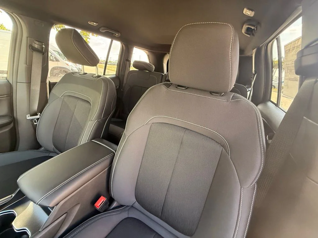 New 2026 Diamond Black Crystal Pearlcoat Jeep Laredo image 23