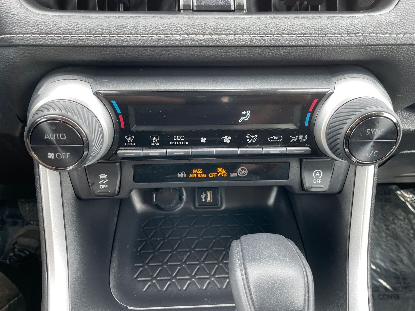 2025 Toyota RAV4 XLE - Photo 21
