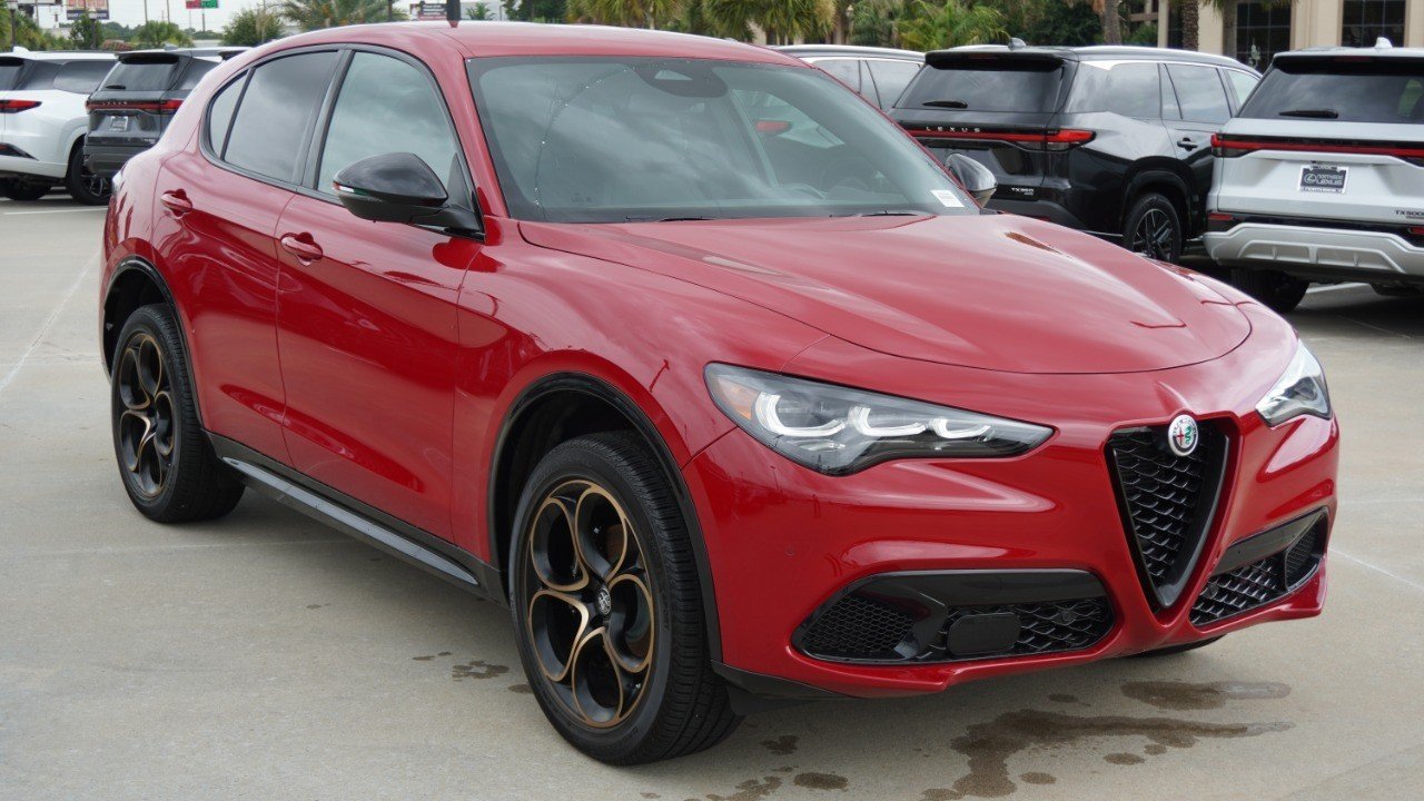 Used 2025 Red Alfa Romeo Intensa image 3