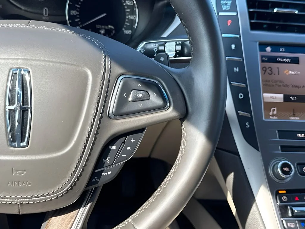Used 2019 White Lincoln Reserve image 16
