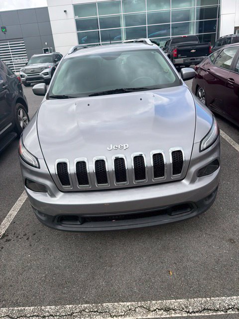 Used 2018 Silver Jeep Latitude image 12