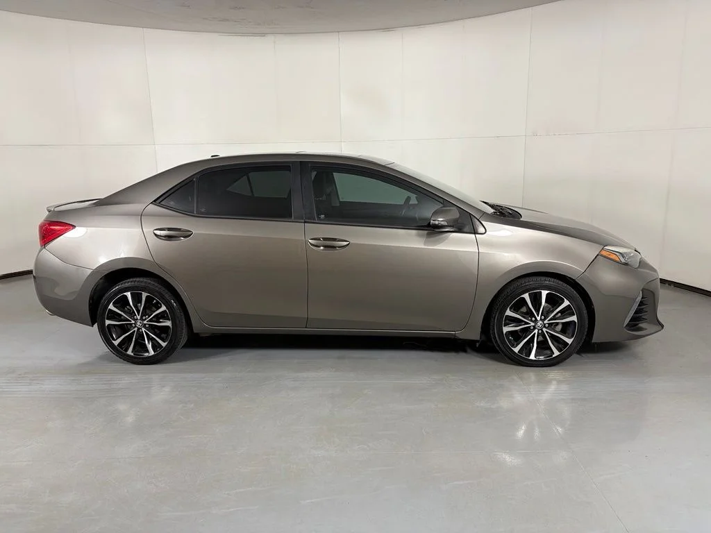 Used 2018 Gray Toyota SE image 9