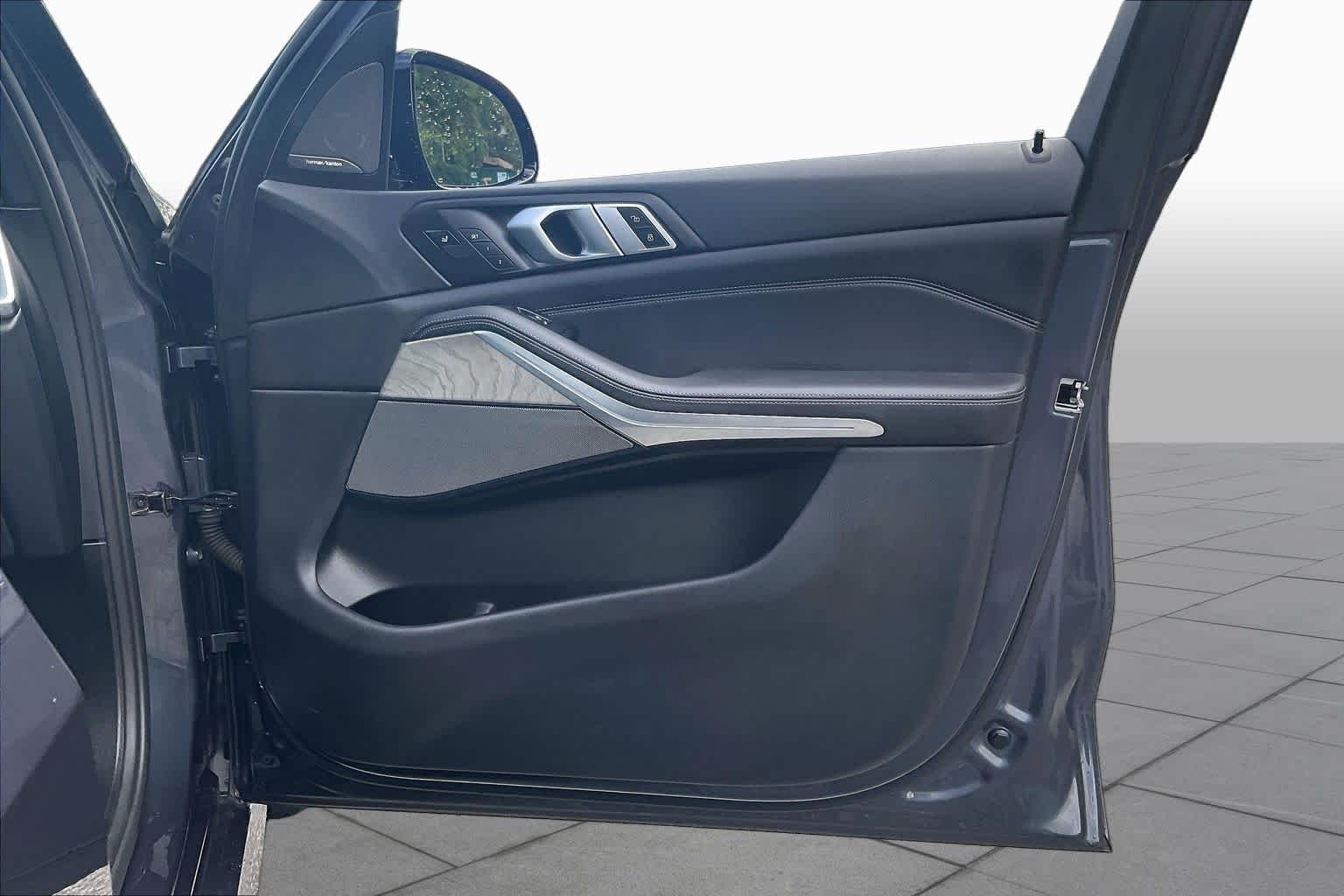 Used 2019 Arctic Gray Metallic BMW xDrive40i image 24