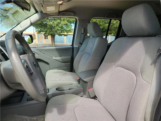 Used 2018 Gray Nissan SV 4x4 Crew Cab 6 ft. box 139.9 in. WB image 14