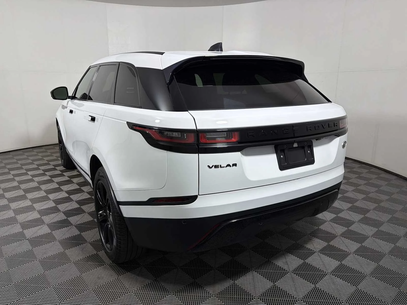 Used 2022  Land Rover S image 5