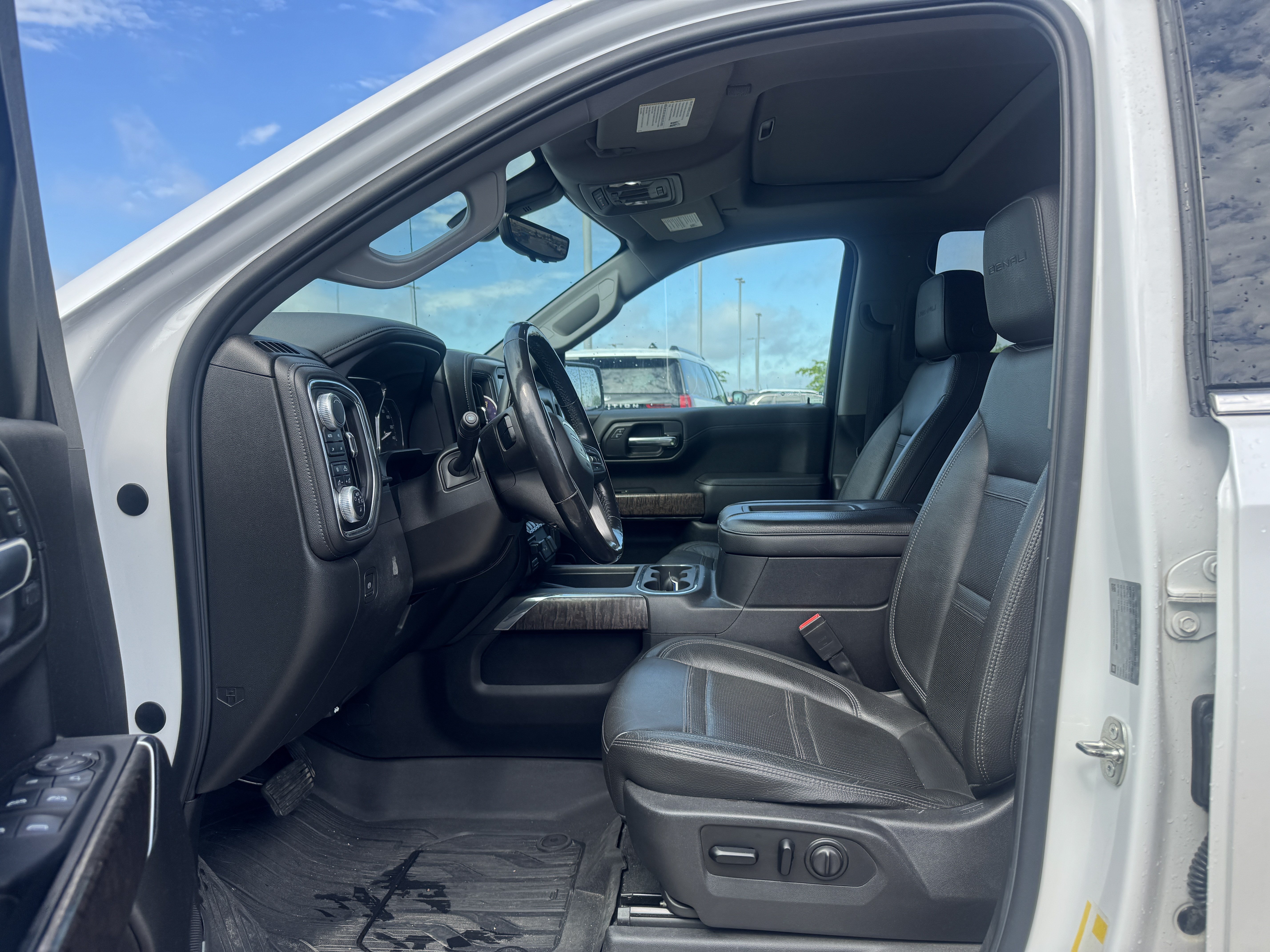 Used 2019 White Frost Tricoat GMC Denali image 7