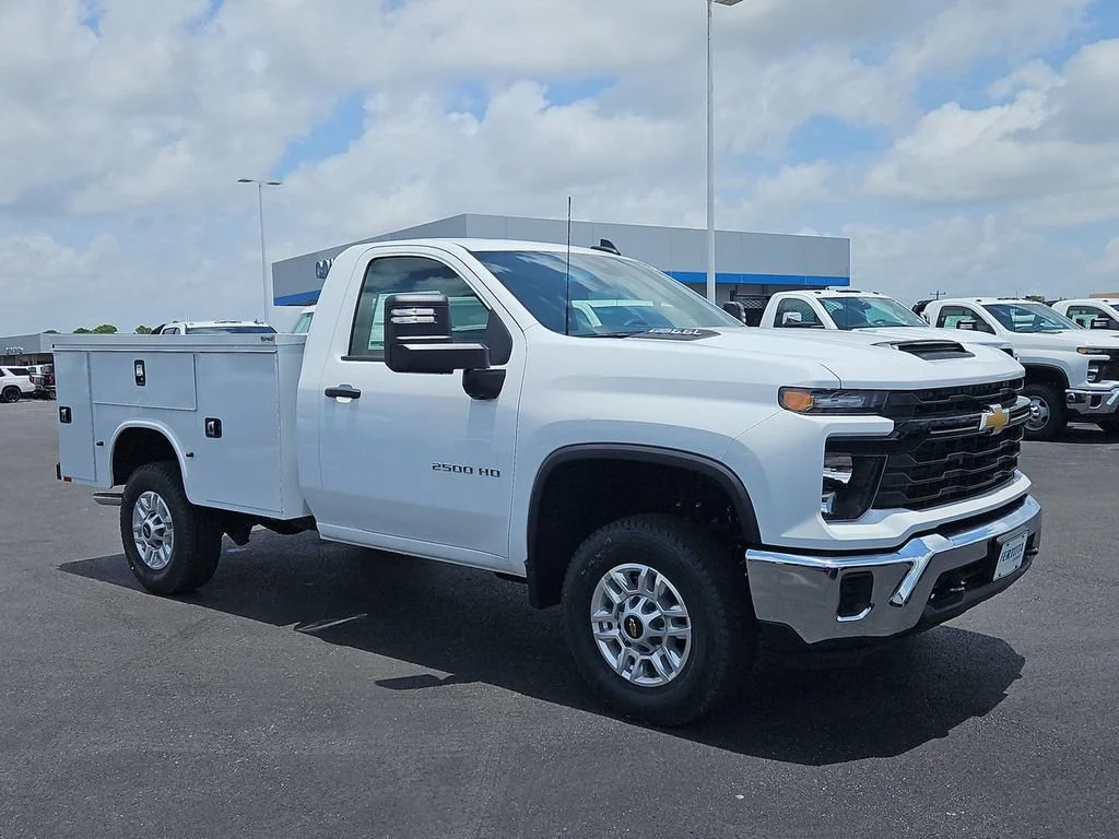 New 2026 Summit White Chevrolet WT image 9