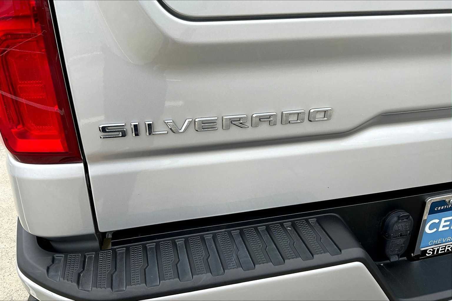 Used 2022 Silver Ice Metallic Chevrolet Custom image 30