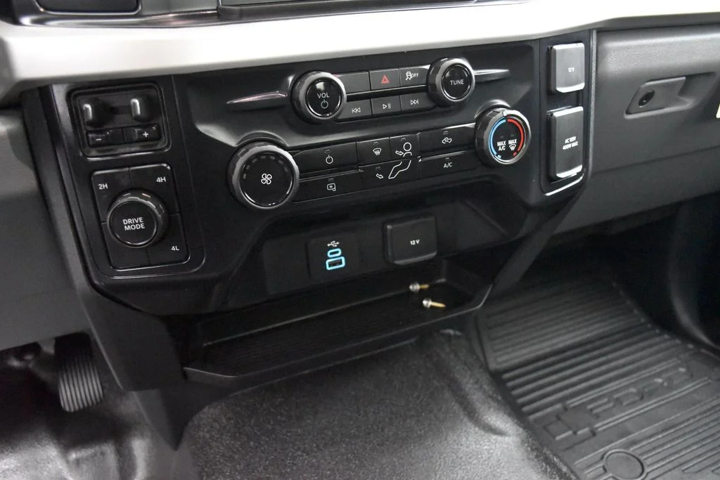 2026 Ford F-350 Super Duty Chassis Cab XLT - Photo 17