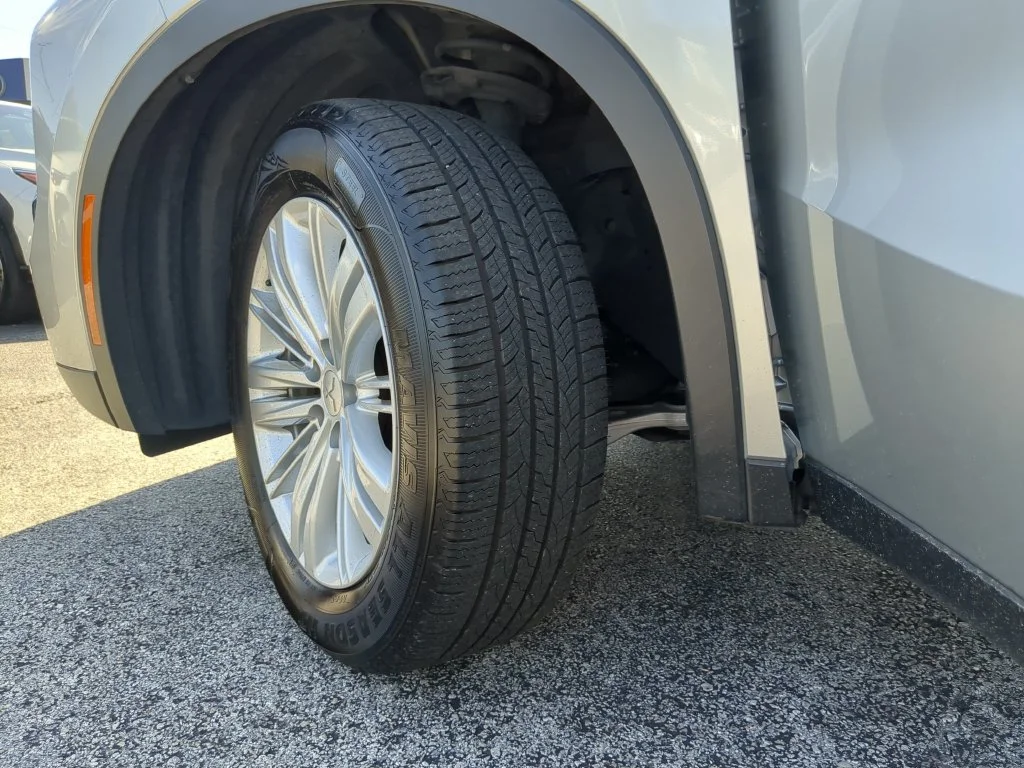 Used 2024 Silver Mitsubishi ES image 33