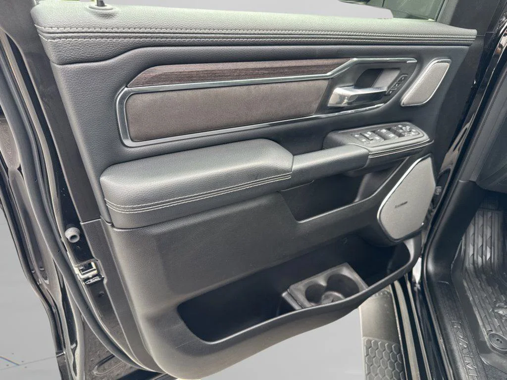 New 2026 Diamond Black Crystal Pearl-Coat Exterior Paint RAM Laramie image 24
