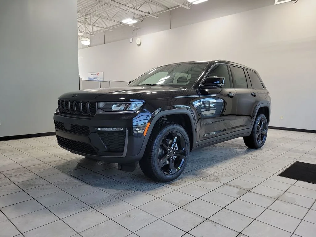 New 2026 Diamond Black Crystal Pearl-Coat Exterior Paint Jeep Limited image 2