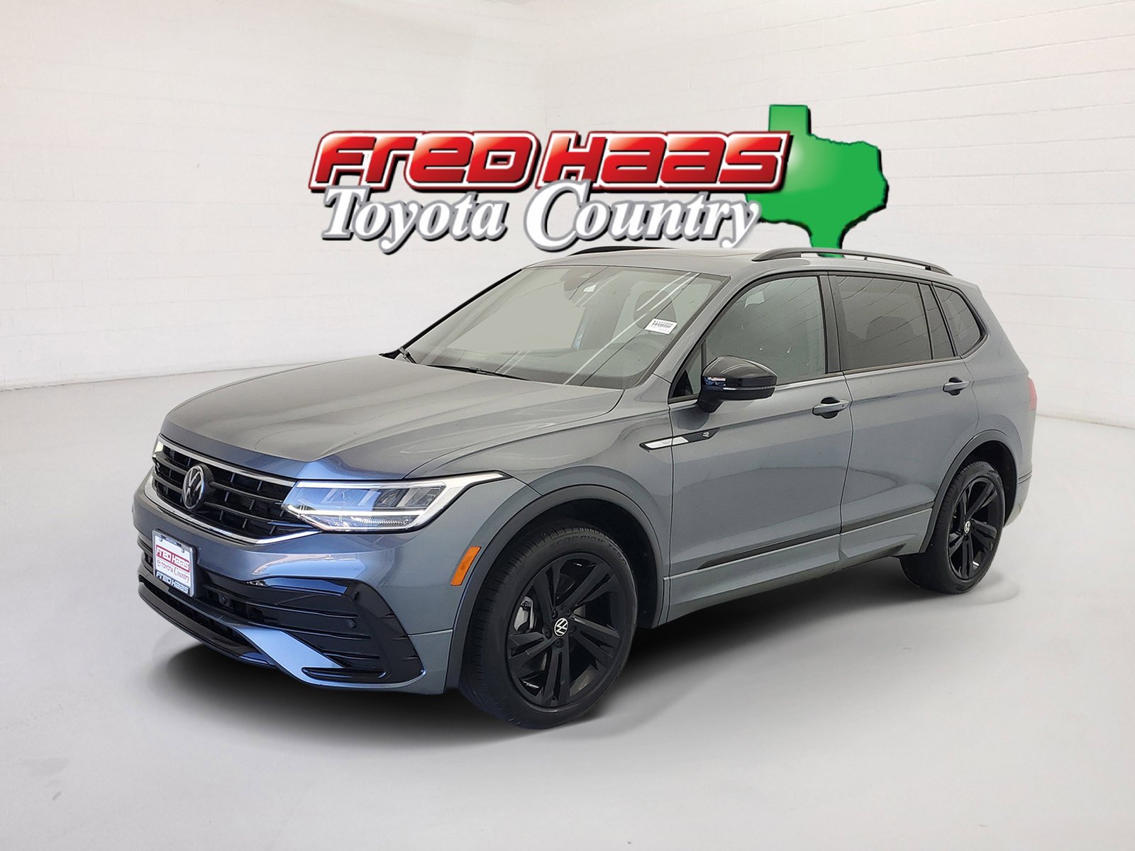 2024 Volkswagen Tiguan 2.0T SE R-Line Black's photo