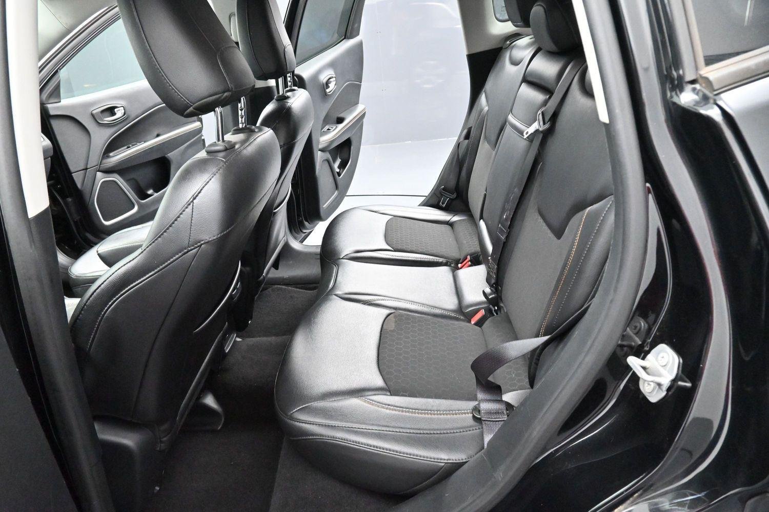 Used 2018 Diamond Black Crystal Pearlcoat Jeep Latitude image 24
