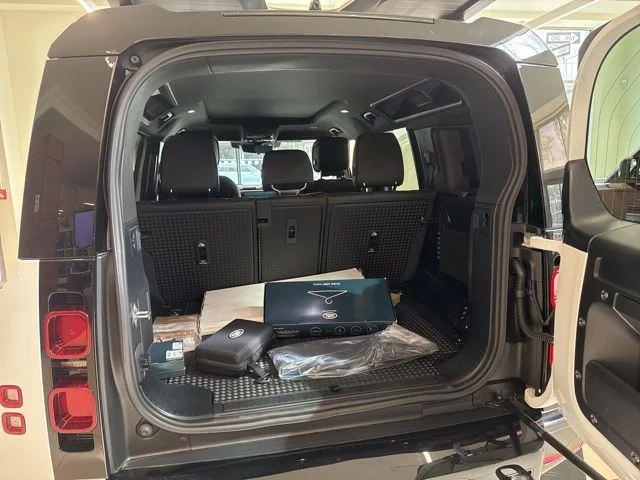 New 2025 Fuji White Land Rover X-Dynamic SE image 9