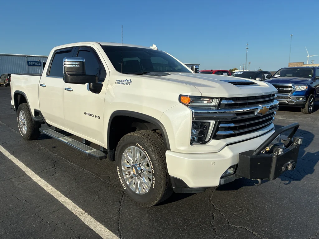 Used 2022 Iridescent Pearl Tricoat Chevrolet High Country image 3