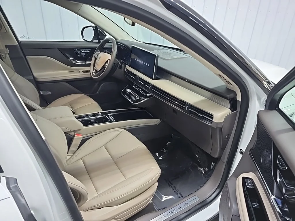 Used 2023 White Lincoln Standard image 16