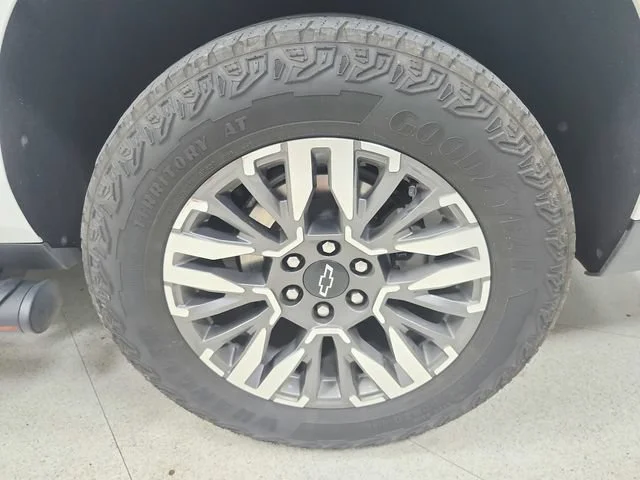 Used 2025 Iridescent Pearl Tricoat Chevrolet Z71 image 15