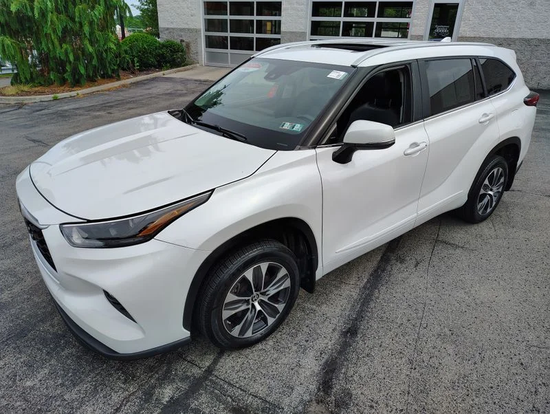 Used 2023 Beige Toyota XLE image 11