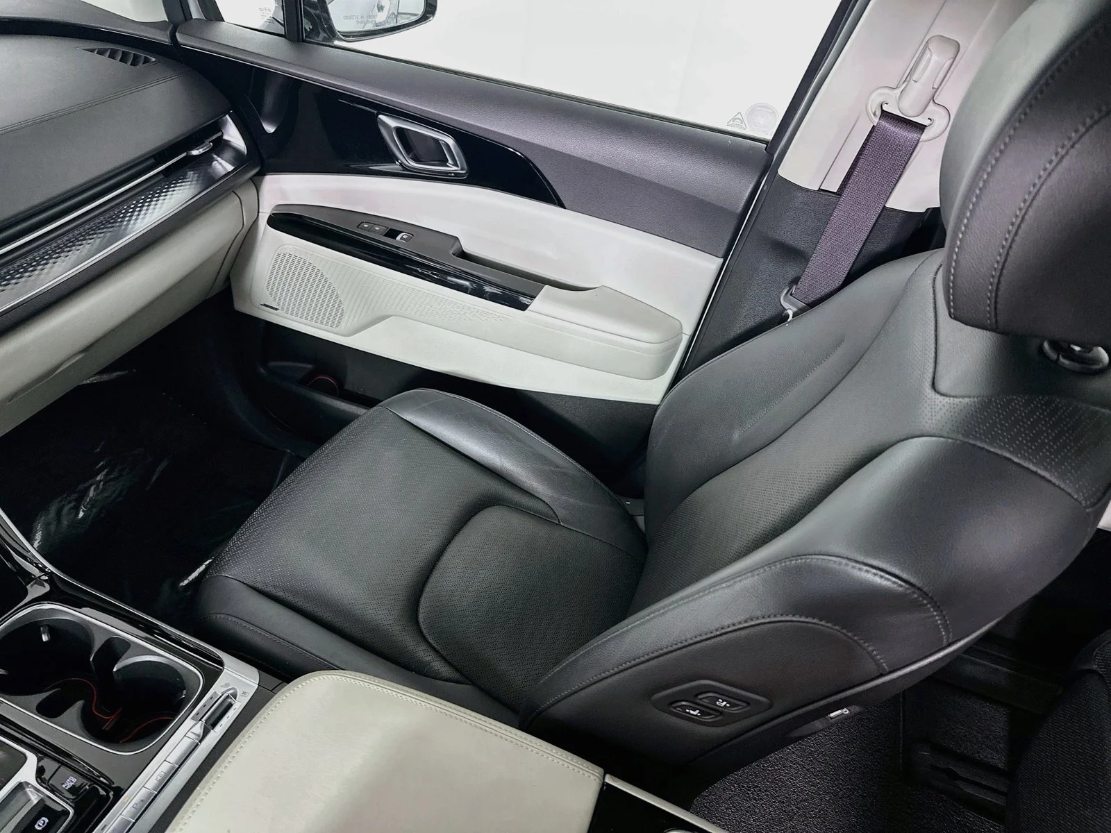 Used 2022 Ceramic Silver Kia SX Prestige image 24