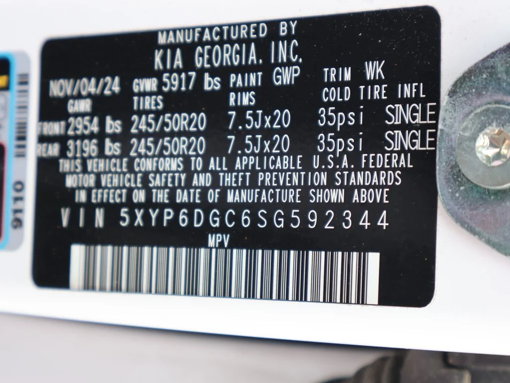 Used 2025 White Kia S image 42