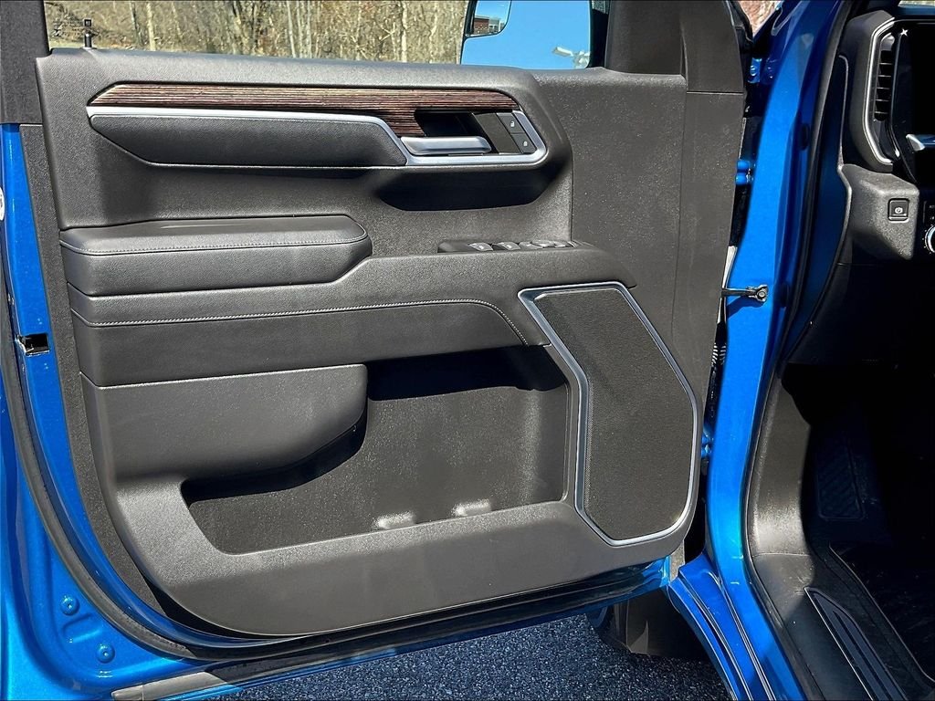Used 2022 Blue GMC Elevation image 9
