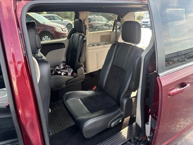 Used 2018 Red Dodge SXT image 8