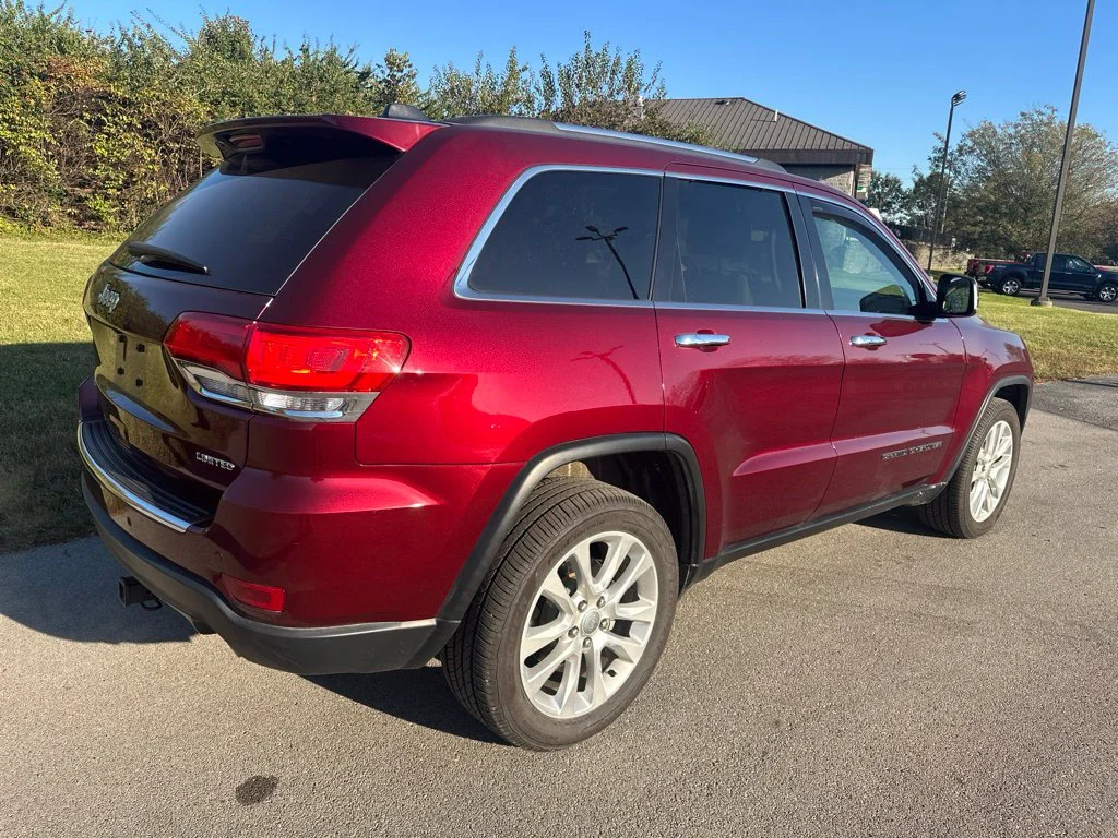 Used 2017 Velvet Jeep Limited image 7