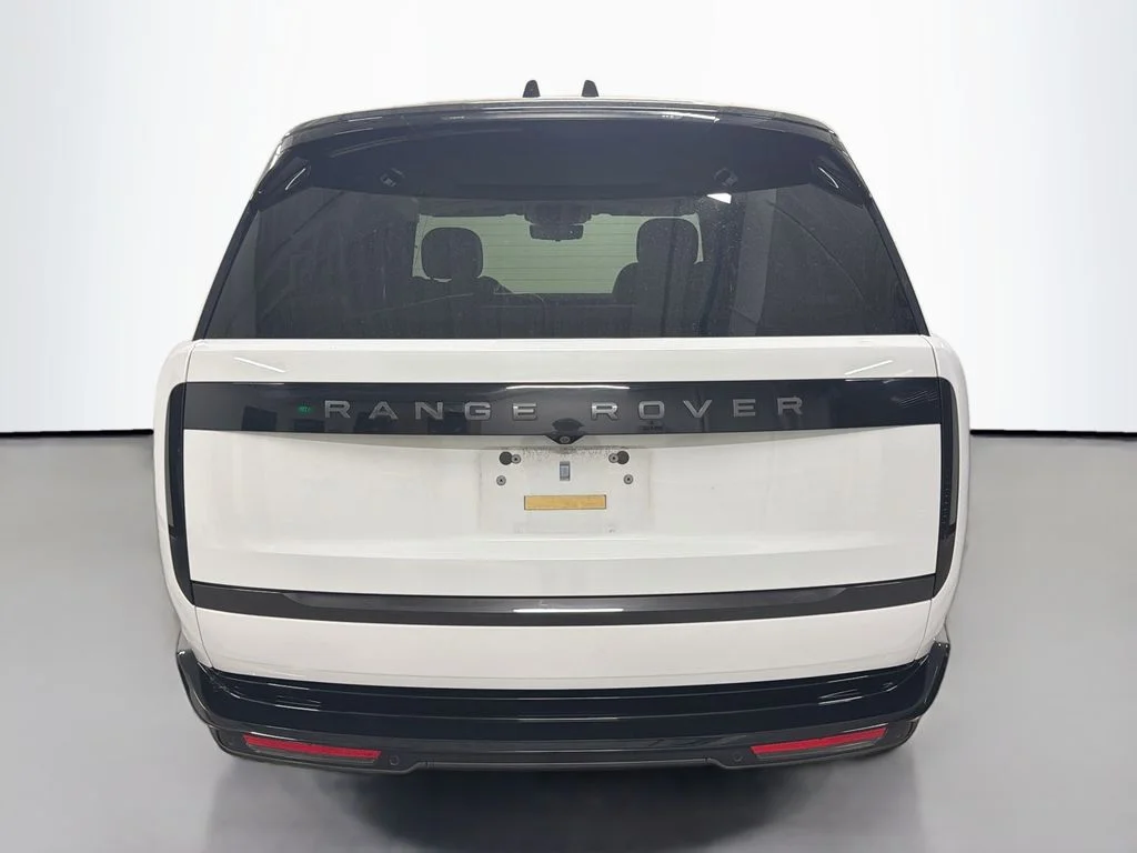 Used 2024  Land Rover SE image 10
