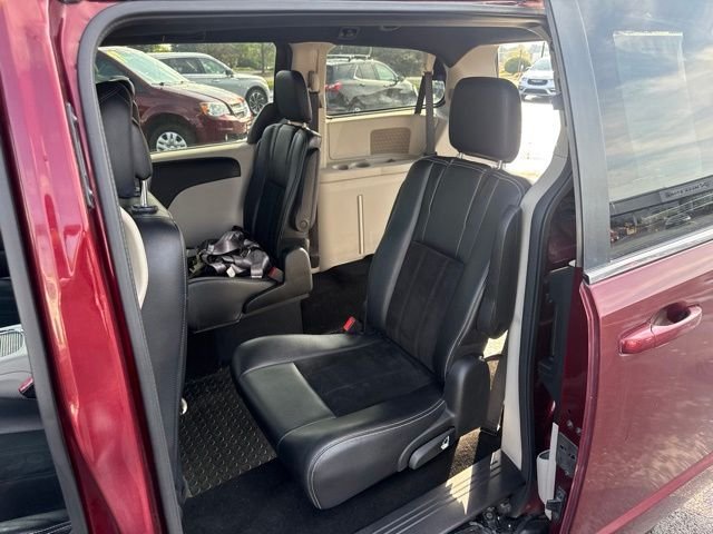 Used 2018 Red Dodge SXT image 8
