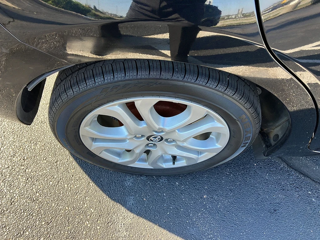 2017 Toyota Yaris iA Base, photo 4 of 6