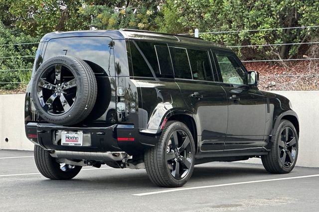 New 2026 Santorini Black Land Rover X-Dynamic SE image 5