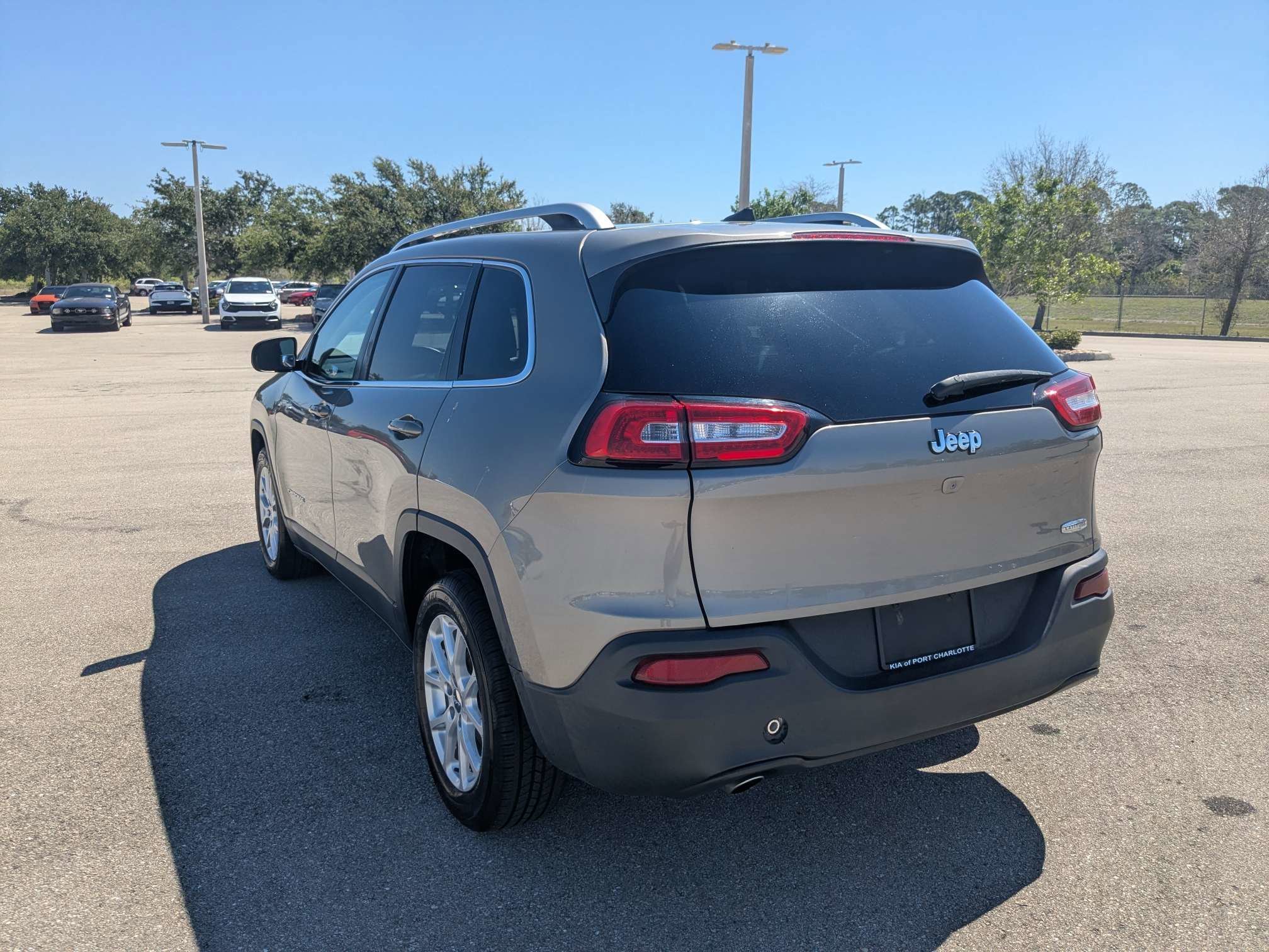 Used 2018 Light Brownstone Pearlcoat Jeep Latitude Plus image 7