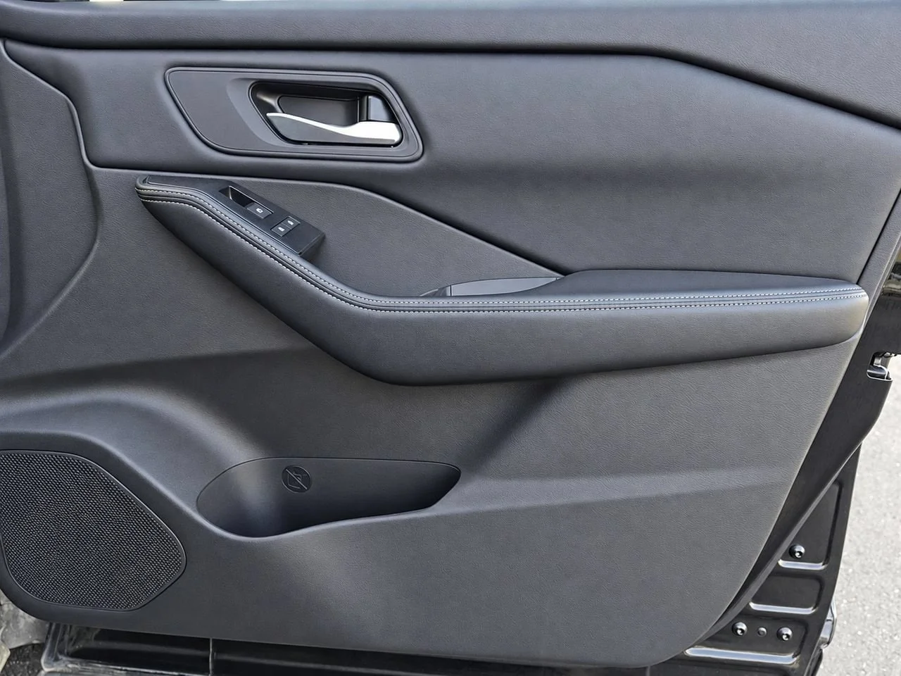 Used 2025  Nissan SV image 38